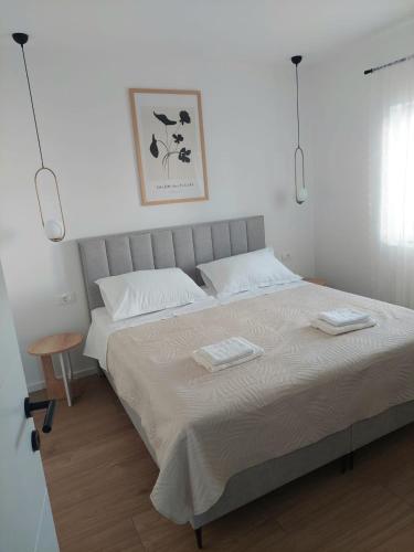 a bedroom with a bed with two towels on it at Apartman Villeto in Stari Grad