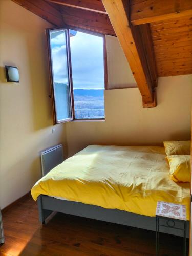 une chambre avec un lit avec une grande fenêtre dans l'établissement Chalet individuel avec vues dans résidence privée, à Estavar