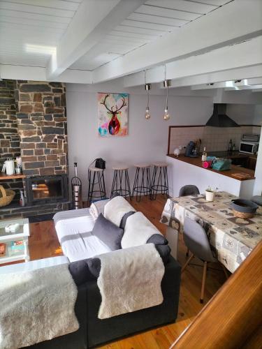 un salon avec un canapé et une table dans l'établissement Chalet individuel avec vues dans résidence privée, à Estavar