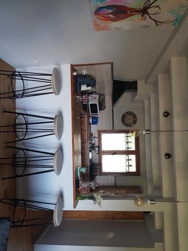 un miroir sur le mur d'une salle de bains dans l'établissement Chalet individuel avec vues dans résidence privée, à Estavar