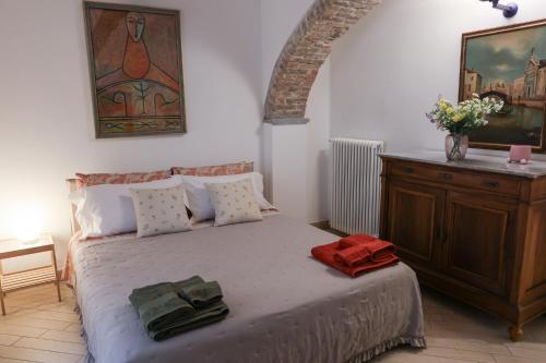 una camera da letto con un letto con due asciugamani sopra di Apartment Corso Alfieri from 1700s AC & Queen Bed ad Asti
