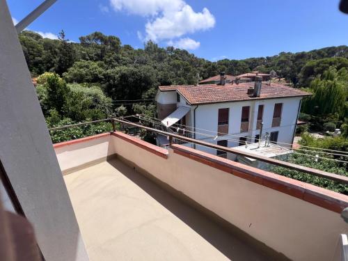 una vista desde el balcón de una casa en Appartamento Il Garofano, en Quercianella
