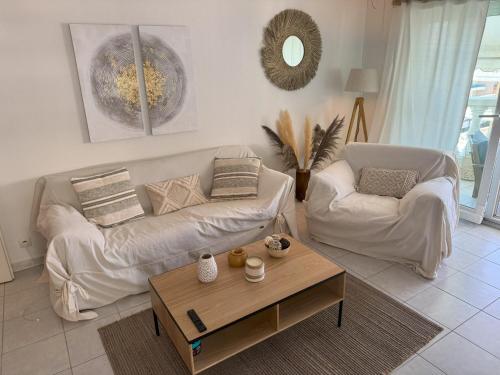 un salon avec deux canapés et une table basse dans l'établissement Elegant Apartment with Sea View and Swimming pool, à Nice