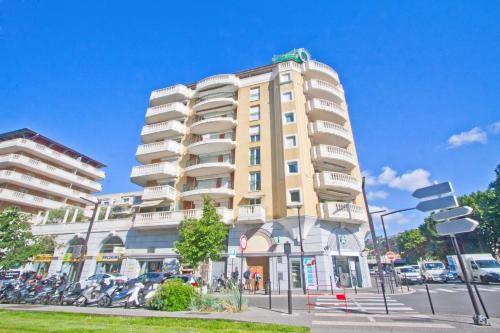 Elegant Apartment with Sea View and Swimming pool