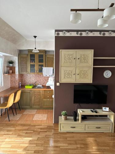 una cucina con un tavolo e una grande televisione di Due Sorelle a Podgorica