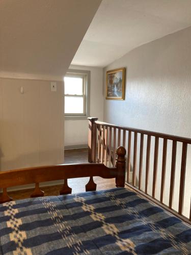Una cama o camas en una habitación de The Kennywood Suite
