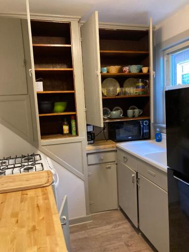 Una cocina o cocineta en The Kennywood Suite