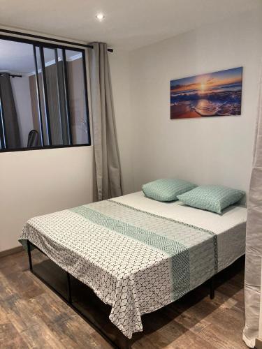 une chambre avec un lit et une fenêtre dans l'établissement Le chant des vagues, à Marseille