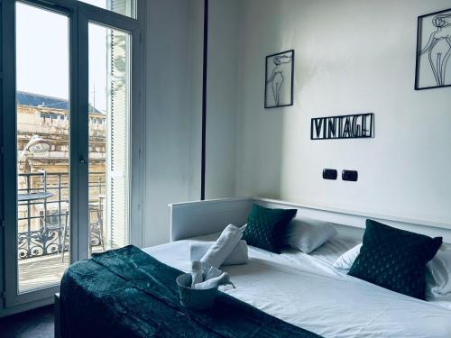 une chambre avec un lit et une grande fenêtre dans l'établissement Lovely Studio Air Conditonned City Center, à Nice