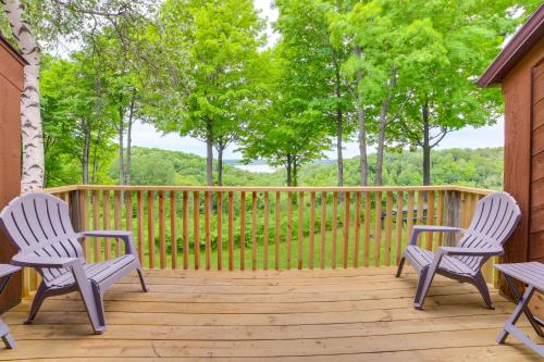 Ein Balkon oder eine Terrasse in der Unterkunft Bellaire Ski Condo 1 Mi to Summit Mountain!