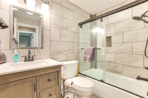 Ein Badezimmer in der Unterkunft Bellaire Ski Condo 1 Mi to Summit Mountain!