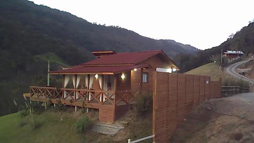 a small house in the middle of a mountain at Cabana Dois Amores. Destino romântico. in Barracão