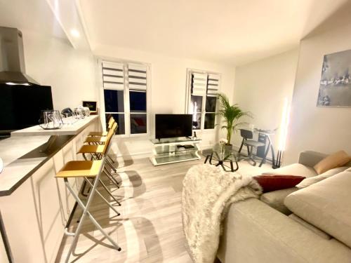 une cuisine et un salon avec un canapé et une table dans l'établissement Lady Versailles - F2 proche Château et gare, à Versailles