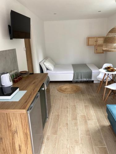 a room with a bed and a kitchen and a room with a kitchen at Pokoje blisko morza in Sarbinowo