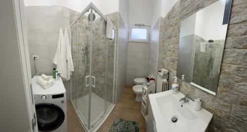 un bagno con doccia, WC e lavandino di La Rosa di Candy a Brindisi