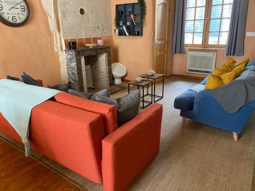 un salon avec deux canapés et une cheminée dans l'établissement Grand Appartement historique Rue Colbert, à Tours