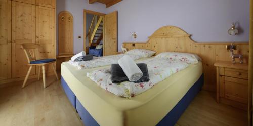 a bedroom with a bed with towels on it at Residence Le Cascate in Livigno