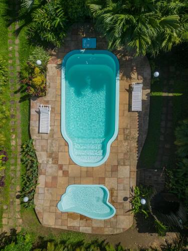 an overhead view of a swimming pool in a yard at Flat Barra in Barra Grande