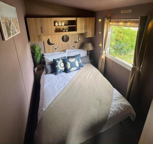 a bedroom with a bed in a trailer at Cornwall caravan in Crantock