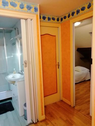 une salle de bain avec un lavabo et une chambre avec un lit dans l'établissement une détente à la campagne, à Chierry