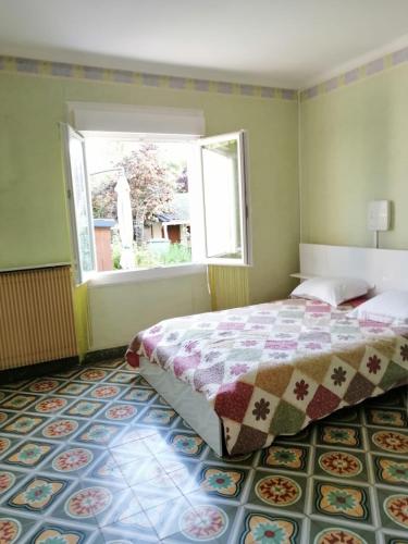 - une chambre avec un lit et une fenêtre ouverte dans l'établissement une détente à la campagne, à Chierry