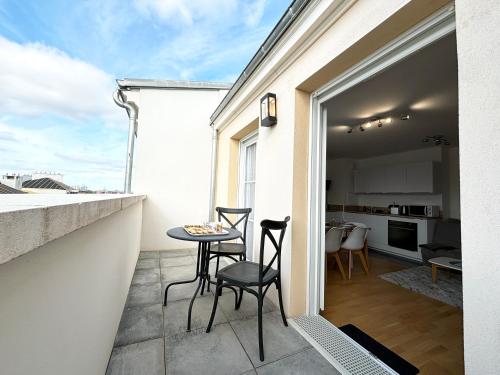 - un petit balcon avec une table et des chaises dans un bâtiment dans l'établissement L Eiffel Disney 5min Paris 35min Parking Terrasse, à Serris