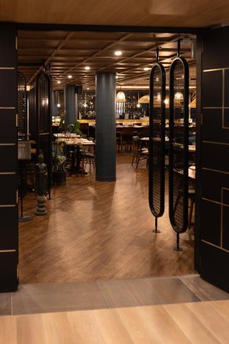 a dining room with wooden floors and black walls at Holiday Inn St-Jean-sur-Richelieu Congrès by IHG in Saint-Jean-sur-Richelieu