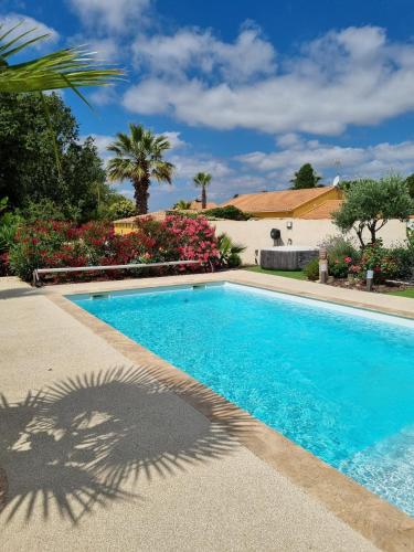 une piscine devant une maison dans l'établissement Appartement Top entre mer et montagne, à Thèzan-lès-Béziers