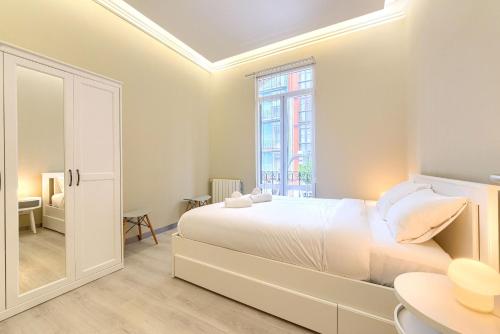 Кровать или кровати в номере Abando Station Pintxos by Next Stop Bilbao