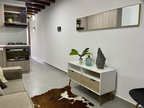 a living room with a couch and a table at apartamento duplex con balcon y vista a la represa in Guatapé
