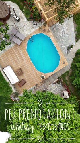 an overhead view of a swimming pool in a yard at B&B La casa dei cuori in Millesimo
