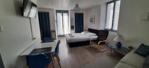 une chambre avec un lit et un bureau dans une pièce dans l'établissement Charmant studio rénové avec balcon, à Aix-les-Bains