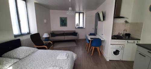 Cet appartement comprend une chambre avec un lit, une cuisine et un salon. dans l'établissement Charmant studio rénové avec balcon, à Aix-les-Bains
