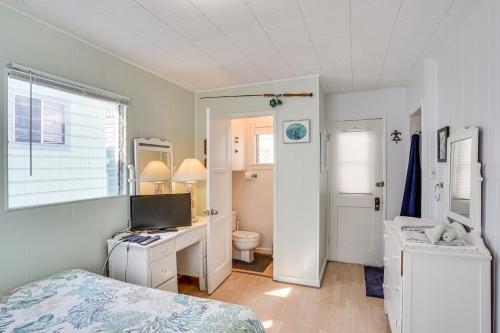 Postel nebo postele na pokoji v ubytování Quaint Avalon Cottage Less Than Half-Mi to Beaches!