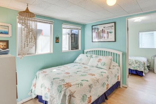 Postel nebo postele na pokoji v ubytování Quaint Avalon Cottage Less Than Half-Mi to Beaches!