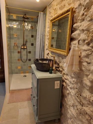 une salle de bain avec un lavabo et une douche dans l'établissement mon-domisiladore, à Chessy