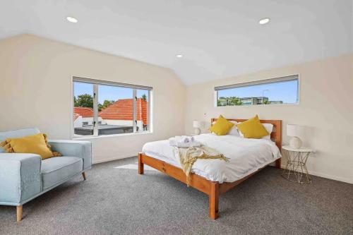 une chambre avec un lit, un canapé et une fenêtre dans l'établissement A Great Location 4 bedrooms, quiet and comfort!, à Christchurch