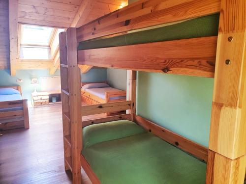 Μία ή περισσότερες κουκέτες σε δωμάτιο στο Chalet di Mario - Alpine Stay Apartments