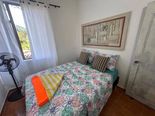 Postel nebo postele na pokoji v ubytování APTO FAMILIAR La POLA 2 ALCOBAS
