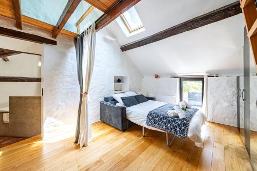 Postel nebo postele na pokoji v ubytování Ancien Corps de Ferme Jardin Jacuzzi 30 min Paris