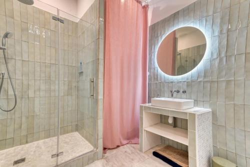 une salle de bain avec une douche, un lavabo et un miroir dans l'établissement Joli T4 110m2 au cœur de Marseille, à Marseille