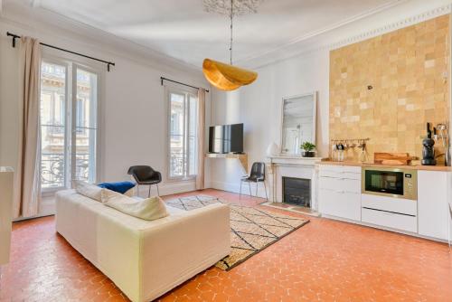 un salon avec un canapé et une cuisine dans l'établissement Joli T4 110m2 au cœur de Marseille, à Marseille
