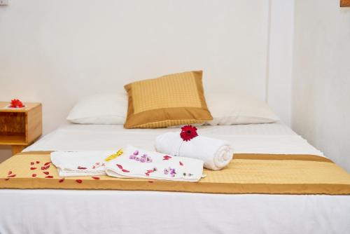 a bed with towels and towels on it at Terraza Catedral Hostel in León