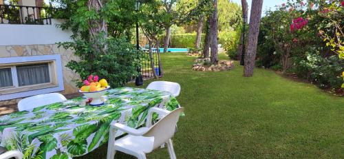 VILLA CASTELLA Acogedora casa para familias con piscina y jardín cerca del mar
