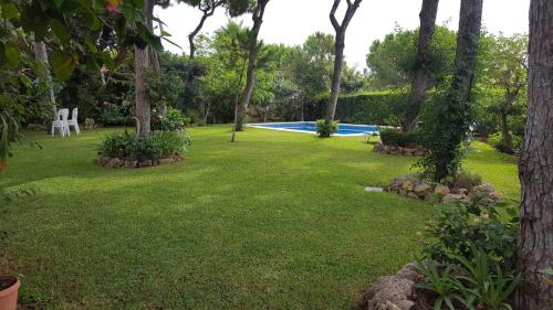 VILLA CASTELLA Acogedora casa para familias con piscina y jardín cerca del mar