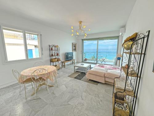 un salon avec vue sur l'océan dans l'établissement Milord Promenade 4, à Nice