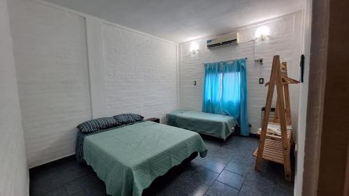 Habitación pequeña con 2 camas y escalera. en Lo de Juancito, en Cipolletti