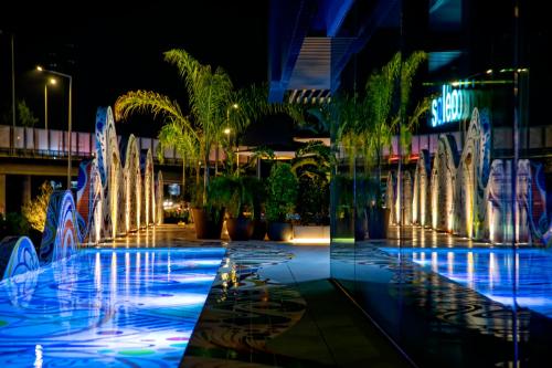 Palatial Suitesの敷地内または近くにあるプール