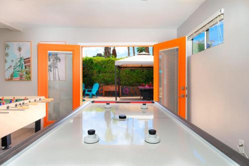 een oranje en witte kamer met een glazen vloer bij Casa Marilyn in Palm Springs