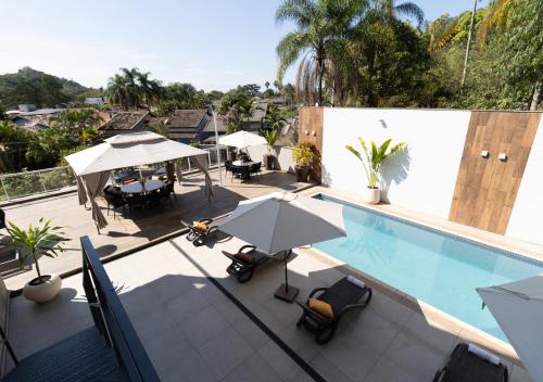 ペネドにあるHotel Terras da Finlândiaのパラソルと椅子付きのスイミングプールのオーバーヘッドビュー